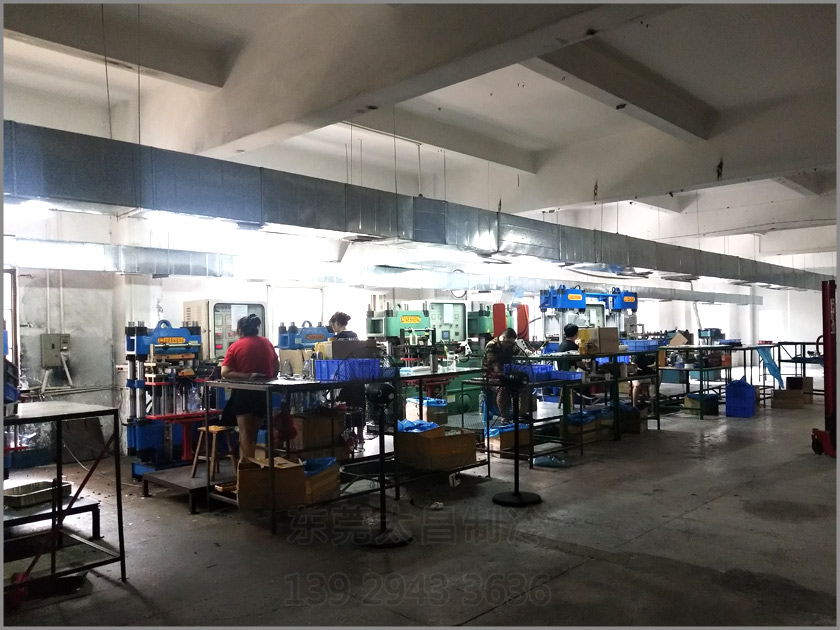 樟木頭吸盤廠車間降溫工程,環(huán)?？照{(diào),車間降溫,大型空調(diào),廠房降溫,潤東方環(huán)保空調(diào)